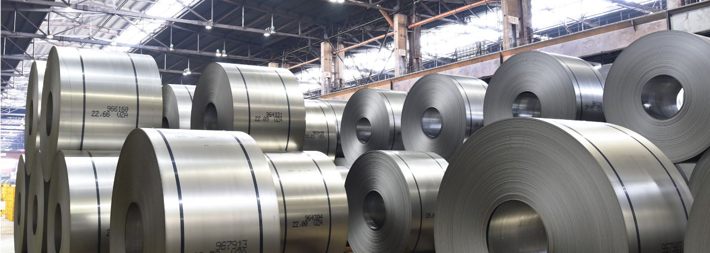 Eine weitläufige Produktionshalle, in der Metallteile gefertigt und weiterverarbeitet werden.