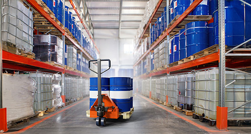 Ein Warenlager mit Aufbewahrungsbeh&auml;ltern in der Chemieindustrie