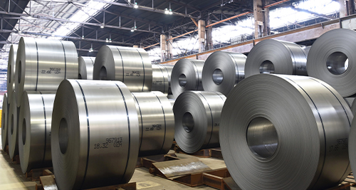 Eine weitläufige Produktionshalle, in der Metallteile gefertigt und weiterverarbeitet werden.