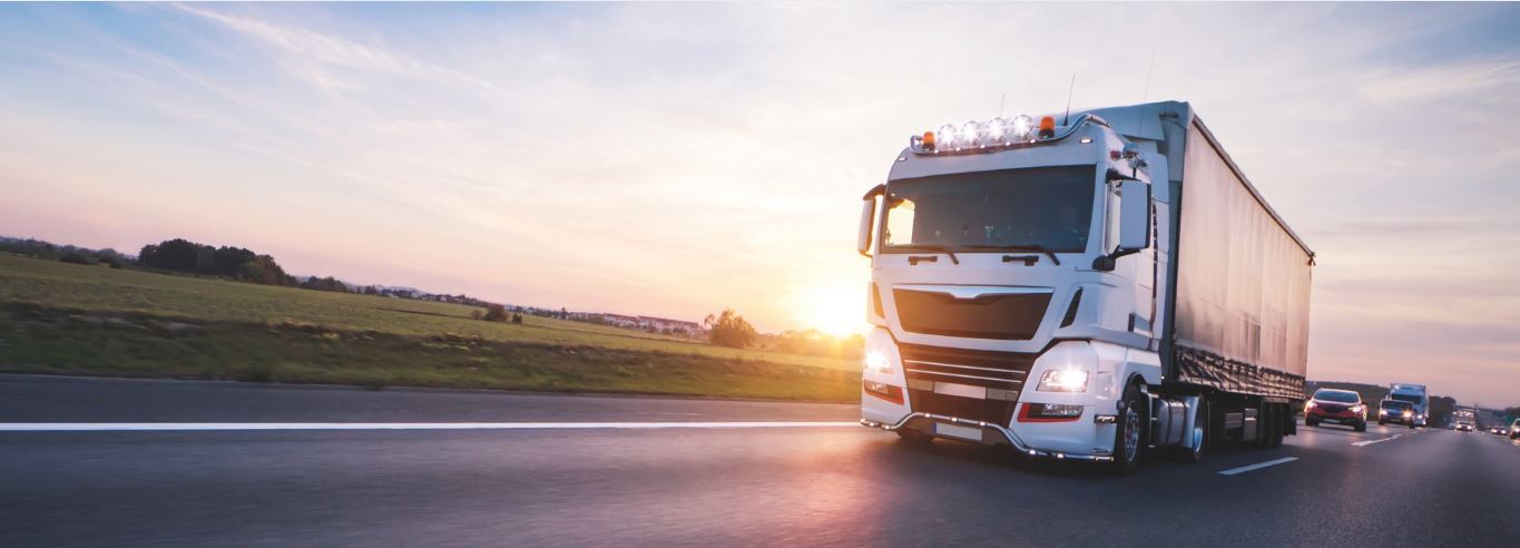 Ein LKW aus der Speditionsbranche transportiert G&uuml;ter auf der Autobahn.