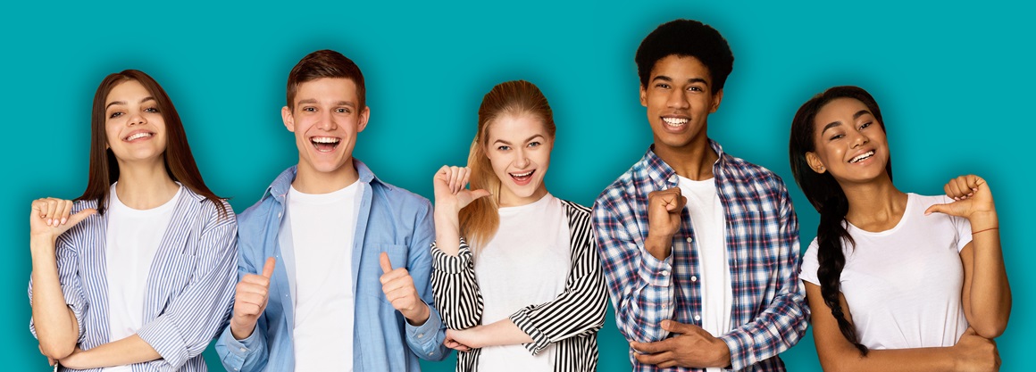 Eine Gruppe von 5 jungen Menschen, 3 Mädchen und 2 Jungen. Alle zeigen mit dem Daumen auf sich.