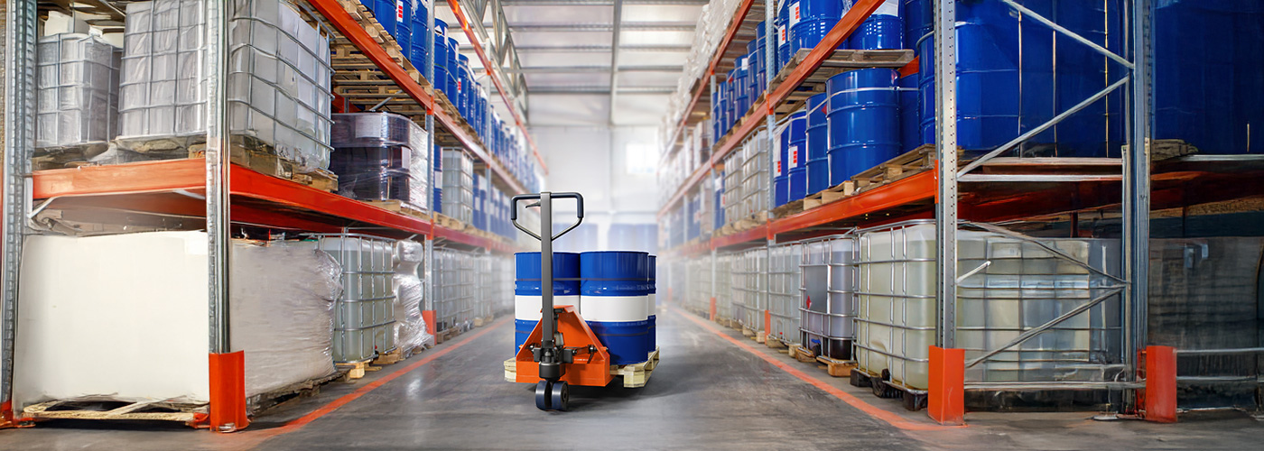 Ein Warenlager mit Aufbewahrungsbeh&auml;ltern in der Chemieindustrie